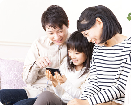 スマホを家族触るイメージ